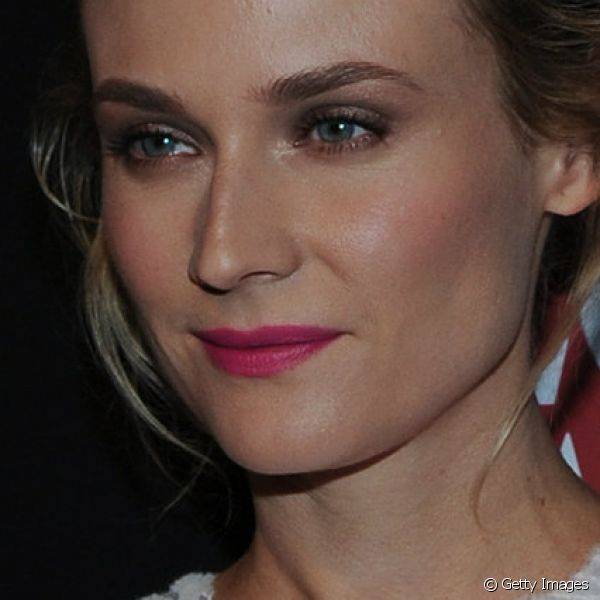 A atriz optou por destacar seus lábios através de batom em tom de rosa vibrante
